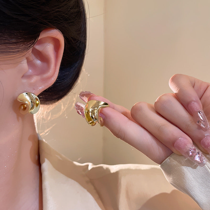 Cool and elegant earrings for women