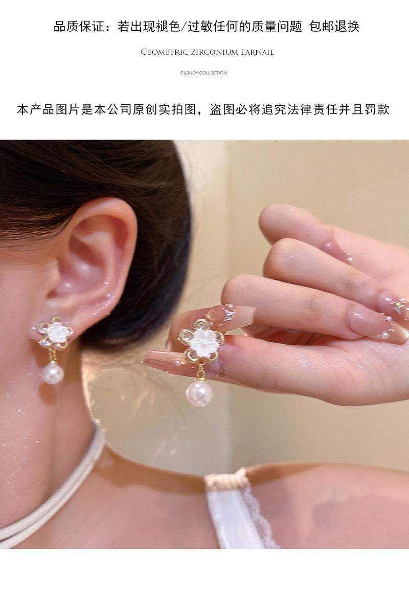 Sweet and elegant zircon earrings are a hit, fashionable and versatile