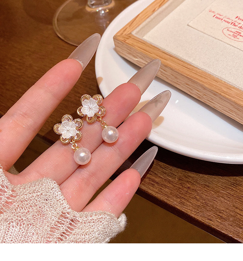Sweet and elegant zircon earrings are a hit, fashionable and versatile