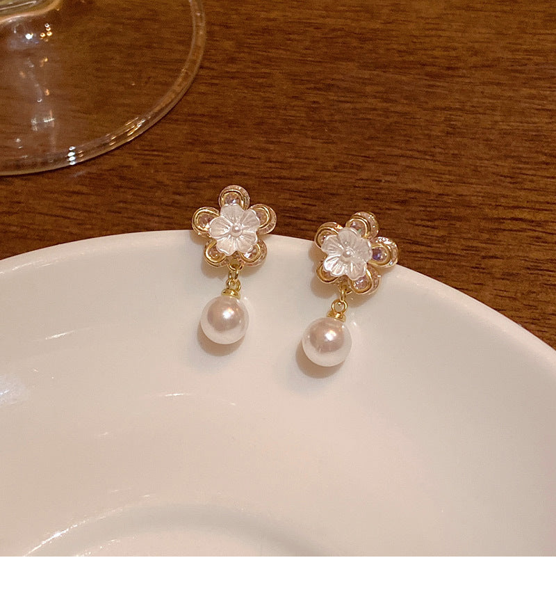 Sweet and elegant zircon earrings are a hit, fashionable and versatile