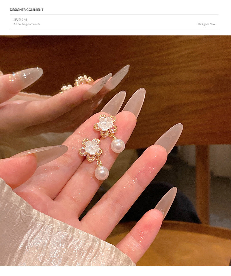 Sweet and elegant zircon earrings are a hit, fashionable and versatile