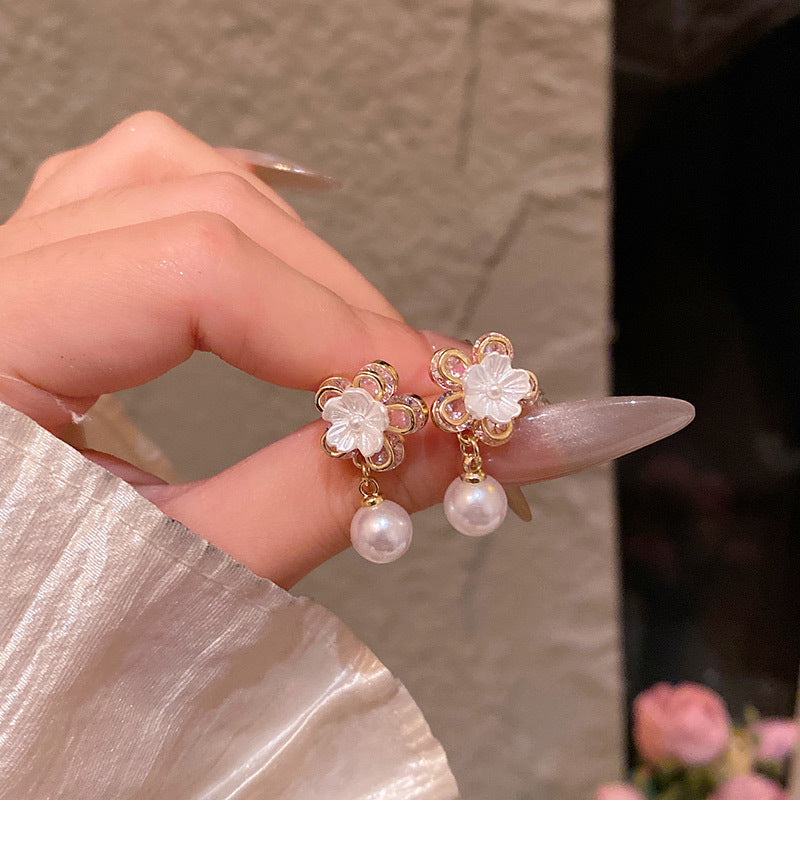 Sweet and elegant zircon earrings are a hit, fashionable and versatile