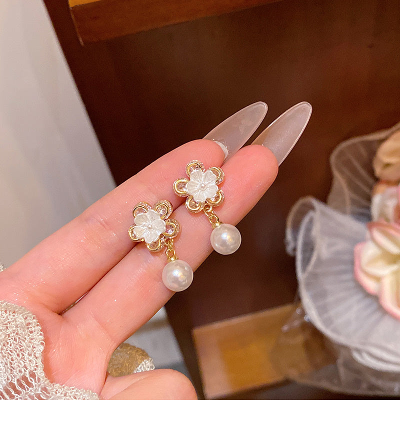 Sweet and elegant zircon earrings are a hit, fashionable and versatile