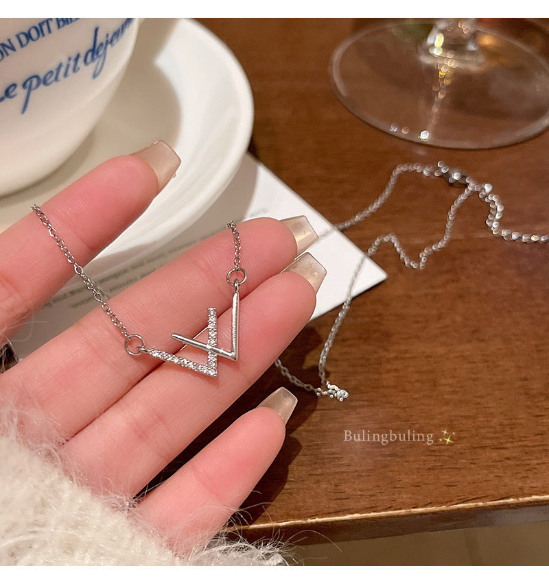Lucky letter W titanium steel necklace light luxury niche temperament network celebrity same style