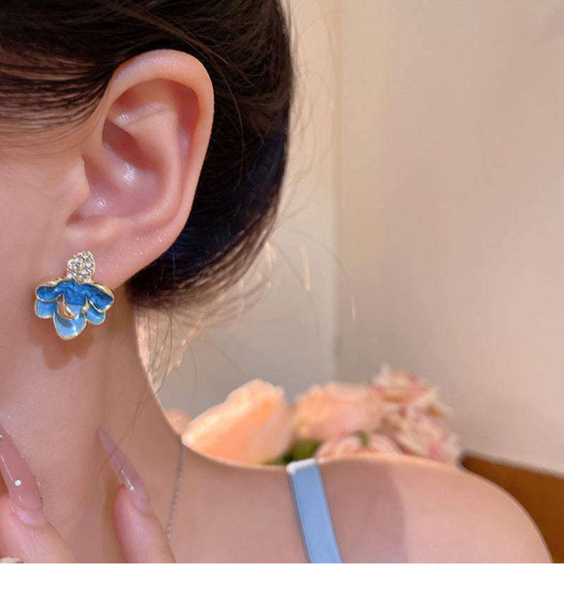 Asymmetrical drop-shaped flower earrings in enamel, set with diamonds and pearls