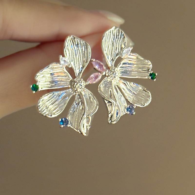 Cool and elegant earrings for women