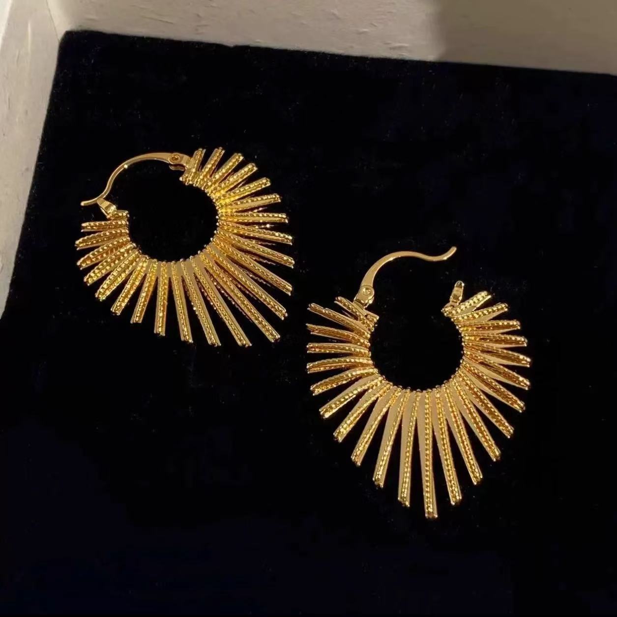 Cool and elegant earrings for women