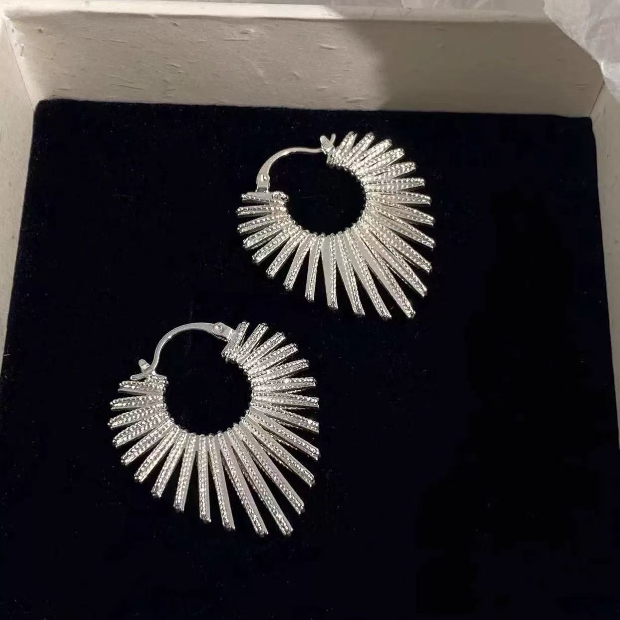 Cool and elegant earrings for women