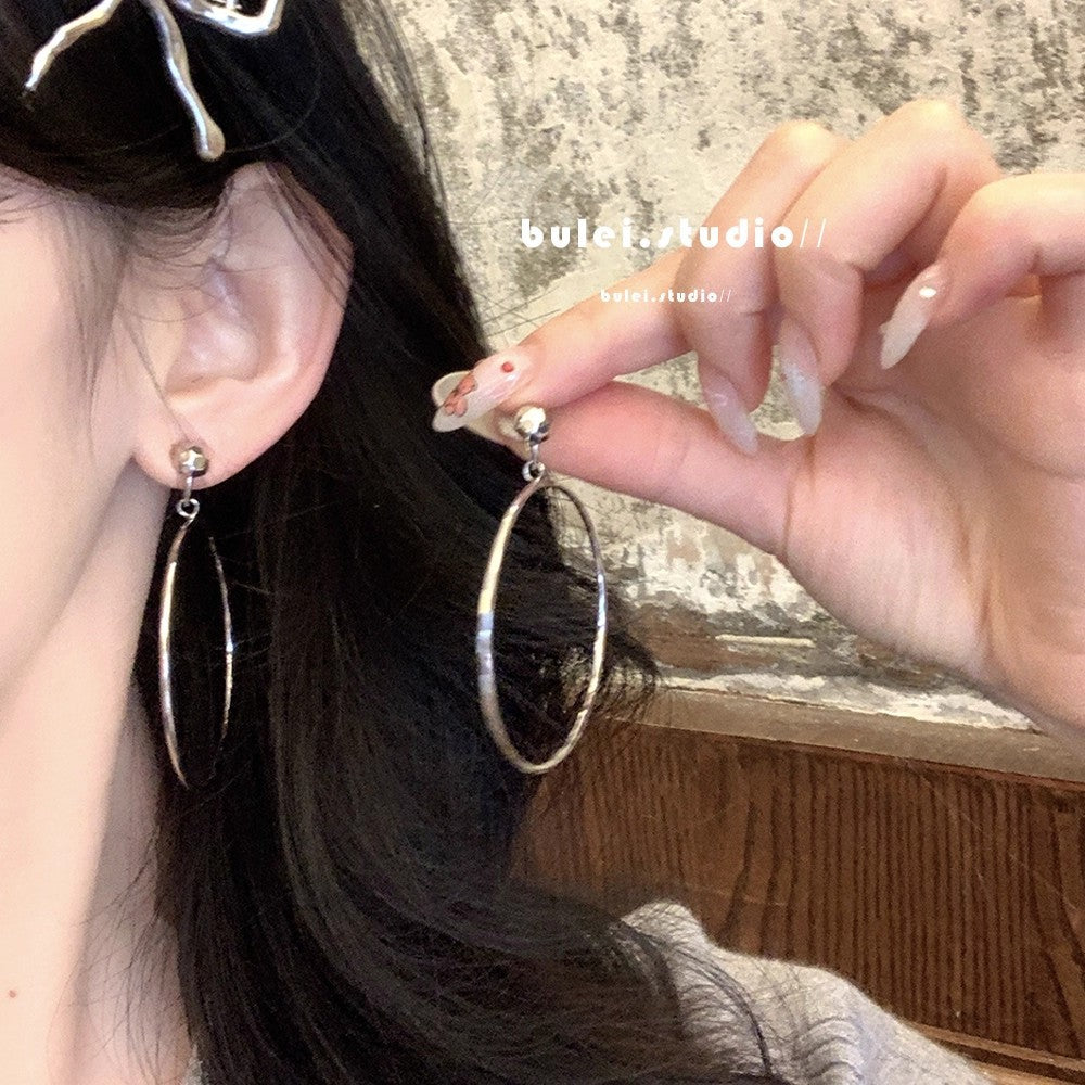 Cool and elegant earrings for women