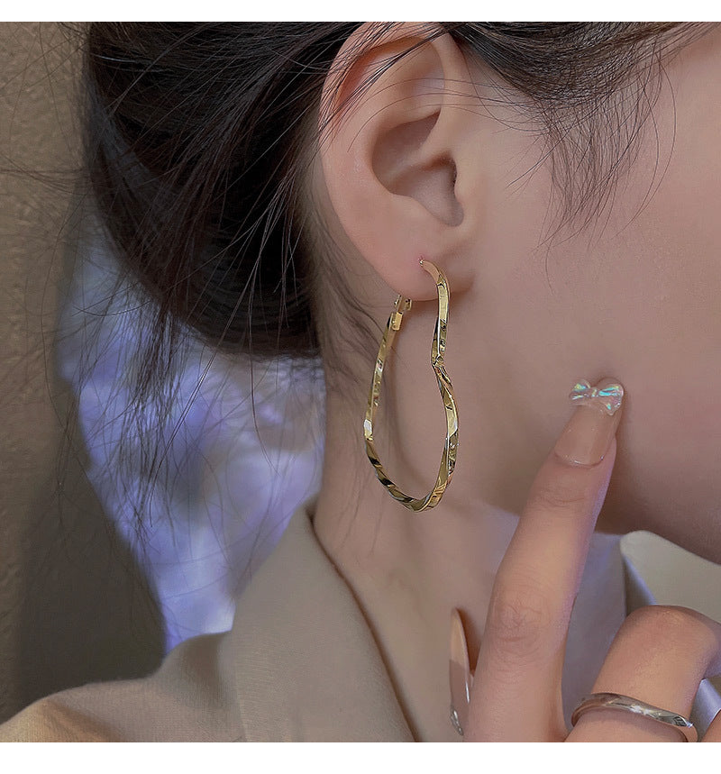 Cool and elegant earrings for women