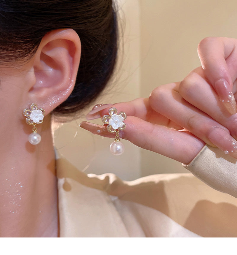 Sweet and elegant zircon earrings are a hit, fashionable and versatile