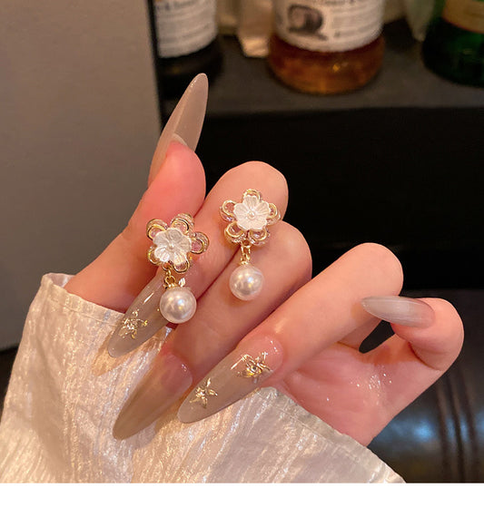 Sweet and elegant zircon earrings are a hit, fashionable and versatile