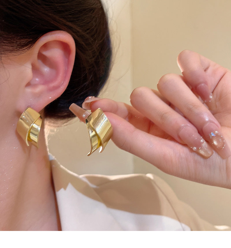 Cool and elegant earrings for women