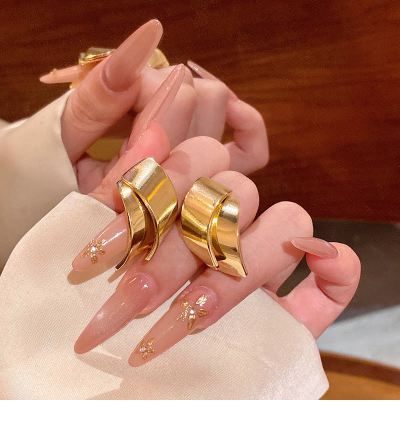 Cool and elegant earrings for women