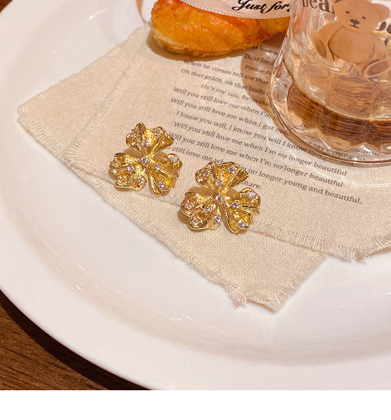 Cool and elegant earrings for women